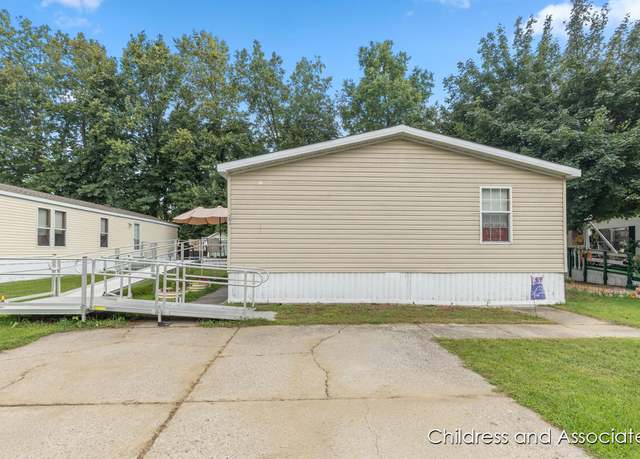 Property at 304 S Grandbrook Cir SE, Grand Rapids, MI 49548, 4 beds, 2 baths