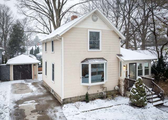 Property at 418 S Market St, Hastings, MI 49058, 3 beds, 2.5 baths