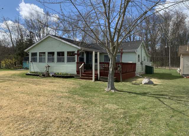 Property at 1026 Lakeview Dr, Brooklyn, MI 49230, 3 beds, 1 bath