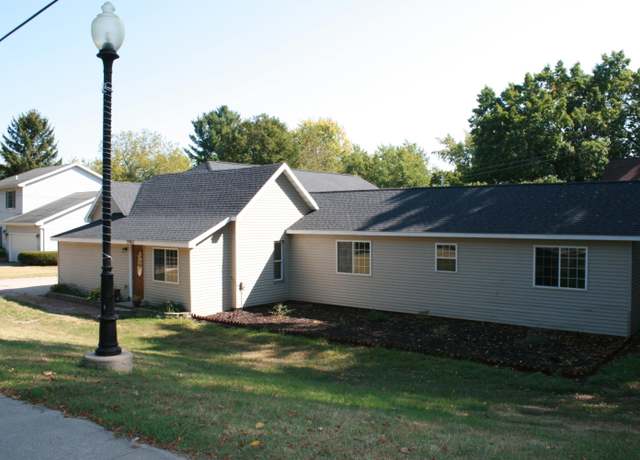 Property at 2960 W John Beers Rd, Stevensville, MI 49127, 4 beds, 3 baths