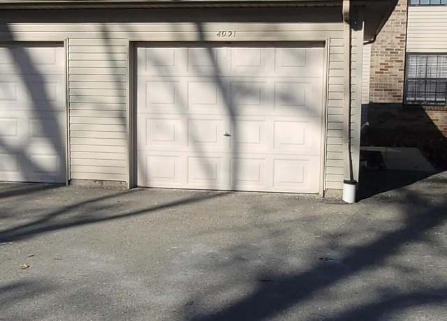 Property at 4921 Oak Hill Dr, Waterford, MI 48329, 2 beds, 2 baths