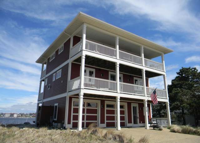 Property at 628 S Lakeshore Dr, Ludington, MI 49431, 3 beds, 2.5 baths