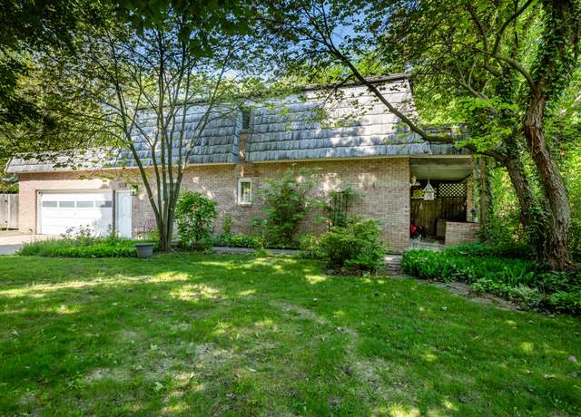 Property at 326 Timber Dr, Coloma, MI 49038, 3 beds, 1.5 baths