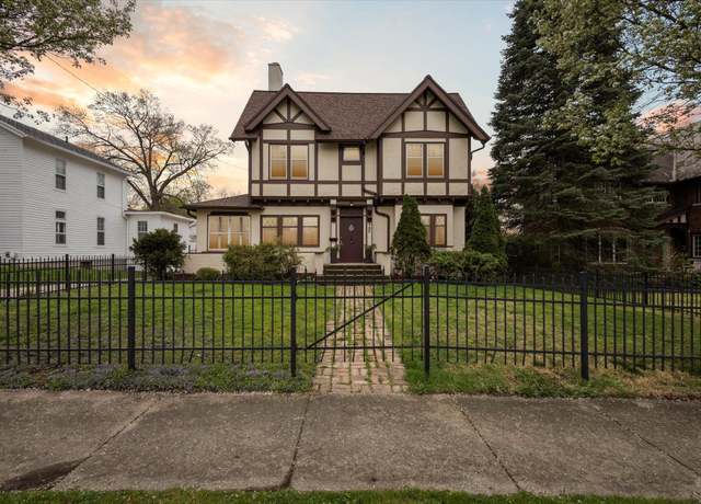 Property at 707 W Washington Ave, Jackson, MI 49201, 3 beds, 1.5 baths
