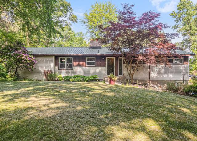Property at 11738 Apple Dr, Nunica, MI 49448, 3 beds, 2 baths
