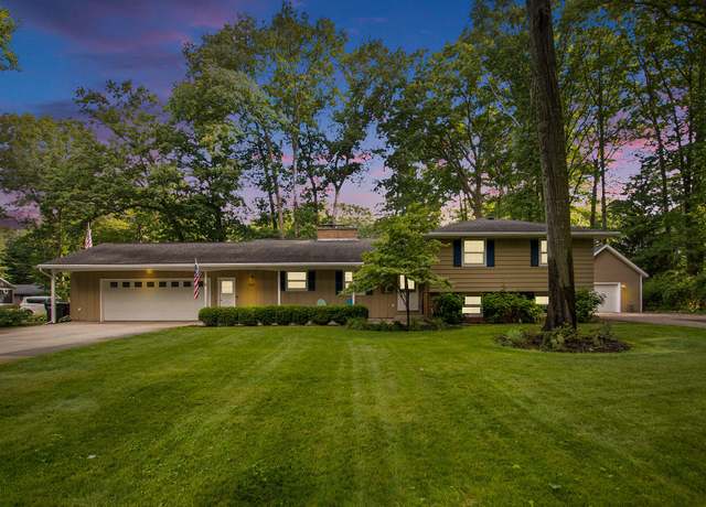 Property at 1019 S Baywood Dr, Holland, MI 49424, 4 beds, 3 baths