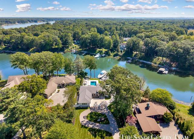 Property at 16210 Highland Dr, Spring Lake, MI 49456, 5 beds, 3.5 baths