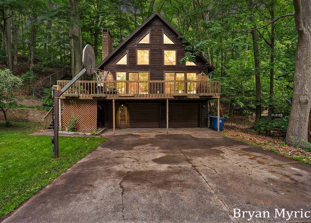 Property at 2431 Eagle Dr, Holland, MI 49424, 3 beds, 2 baths