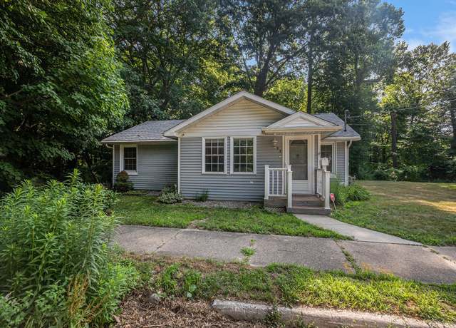 Property at 555 Prospect St, South Haven, MI 49090, 4 beds, 2.5 baths