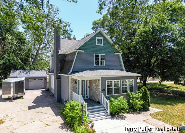 Property at 1525 Lakeshore Dr, Muskegon, MI 49441, 4 beds, 3 baths