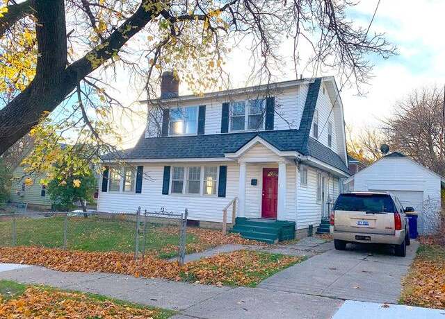 Property at 917 Henry Ave SE, Grand Rapids, MI 49507, 4 beds, 2 baths