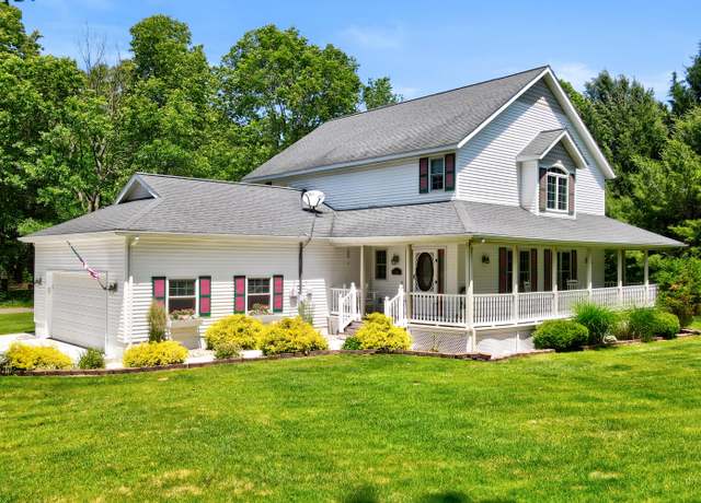 Property at 2541 Fenner Rd, Muskegon, MI 49445, 4 beds, 2 baths