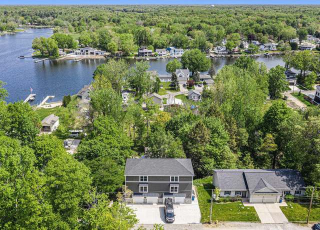 Property at 16905 Highland Ave, Spring Lake, MI 49456, 3 beds, 2.5 baths