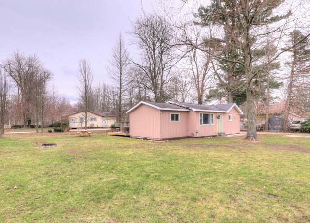 Property at 1062 S Woodland St, Muskegon, MI 49442, 3 beds, 1 bath