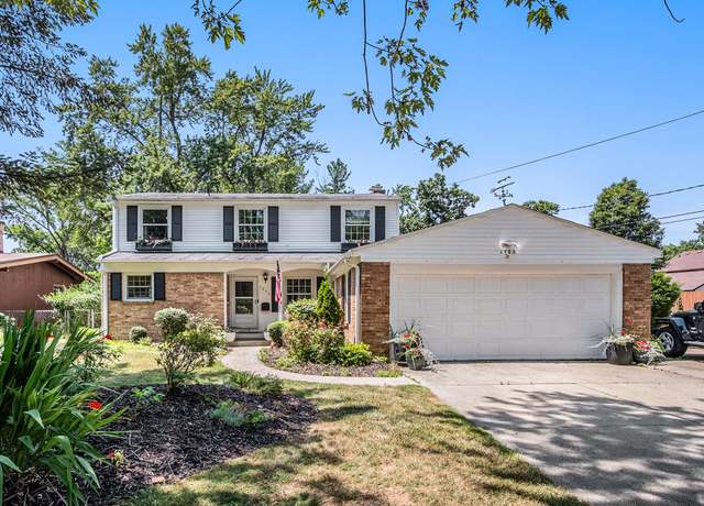 Property at 1753 Breton Rd SE, Grand Rapids, MI 49506, 4 beds, 2.5 baths