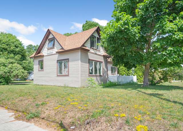 Property at 826 Chestnut St, Cadillac, MI 49601, 4 beds, 1.5 baths