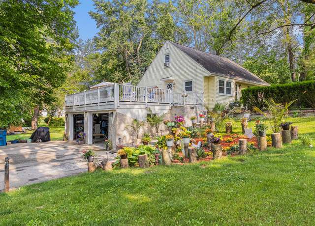Property at 3104 Courtlandt Ave, Kalamazoo, MI 49004, 5 beds, 2 baths