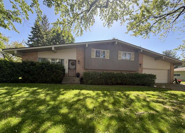 Property at 300 Maplecrest Ave, Sturgis, MI 49091, 3 beds, 2.5 baths