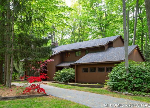 Property at 1220 Oakhampton Rd, Holland, MI 49424, 4 beds, 3 baths