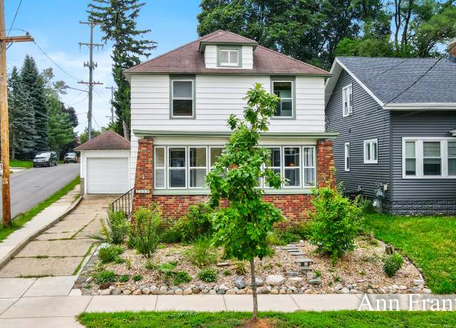 Property at 1122 Hall St SE, Grand Rapids, MI 49507, 3 beds, 1.5 baths