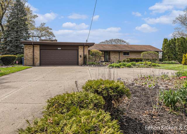 Property at 1657 W Kentview Dr NE, Grand Rapids, MI 49505, 5 beds, 3.5 baths