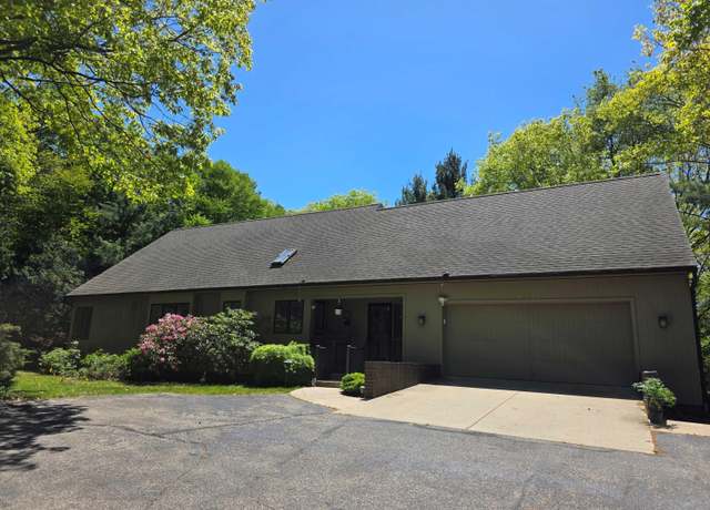 Property at 18642 Pawnee Dr, Spring Lake, MI 49456, 4 beds, 3.5 baths