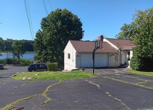 Property at 675 W Walton Blvd, Pontiac, MI 48340, 5 beds, 3 baths
