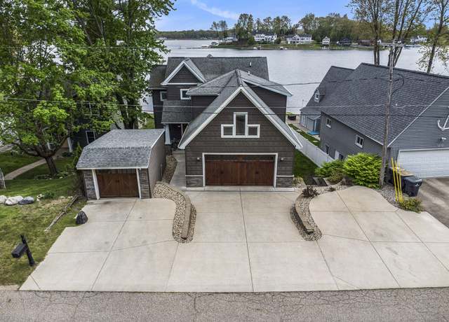 Property at 1208 N Eagle Lake Dr, Kalamazoo, MI 49009, 4 beds, 3.5 baths