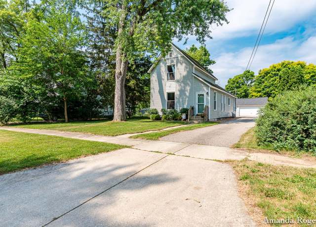 Property at 152 S Pleasant Ave SE, Lowell, MI 49331, 3 beds, 2 baths