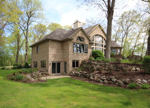 Property at 2865 E VW Ave, Vicksburg, MI 49097, 4 beds, 3.5 baths