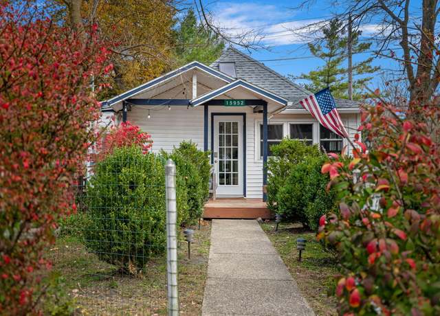 Property at 15952 Goodwin Ave, Union Pier, MI 49129, 3 beds, 1.5 baths