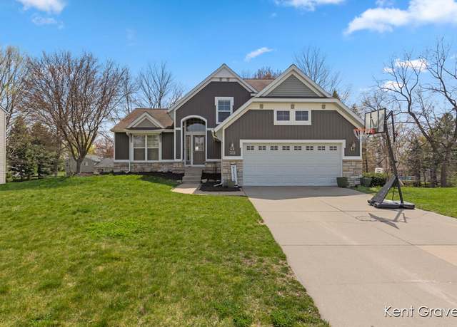 Property at 7223 Old Mission Dr NE, Rockford, MI 49341, 5 beds, 3.5 baths
