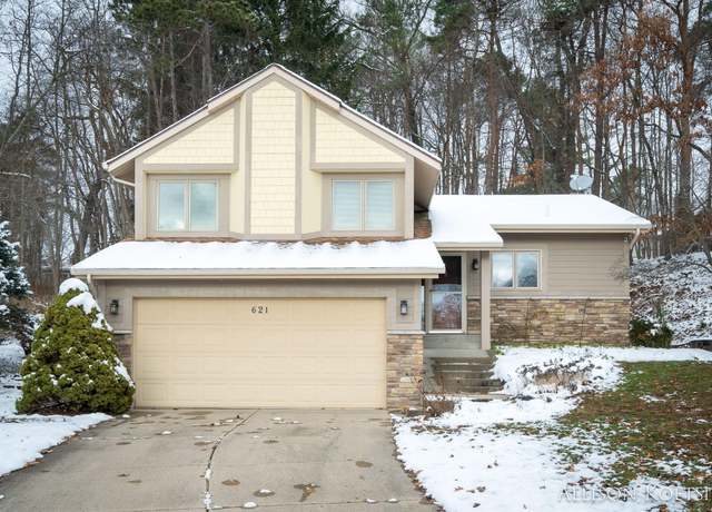 Property at 621 Duxbury Ct SE, Ada, MI 49301, 3 beds, 2.5 baths