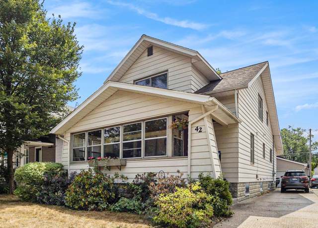 Property at 42 E 21st St, Holland, MI 49423, 4 beds, 1.5 baths