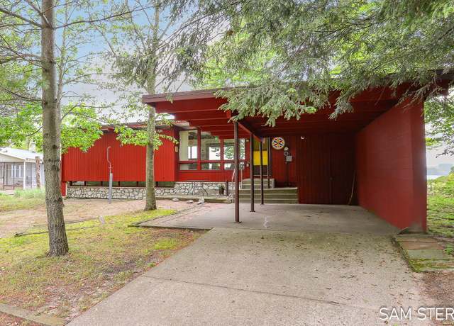 Property at 7611 Margaret Ave, West Olive, MI 49460, 4 beds, 2 baths