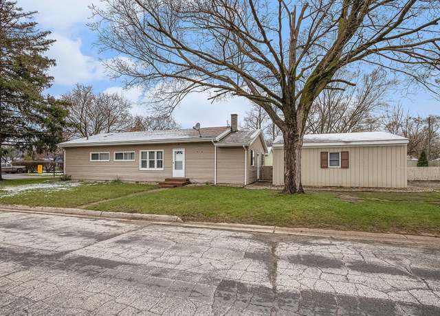 Property at 903 Maple St, Three Rivers, MI 49093, 4 beds, 1.5 baths