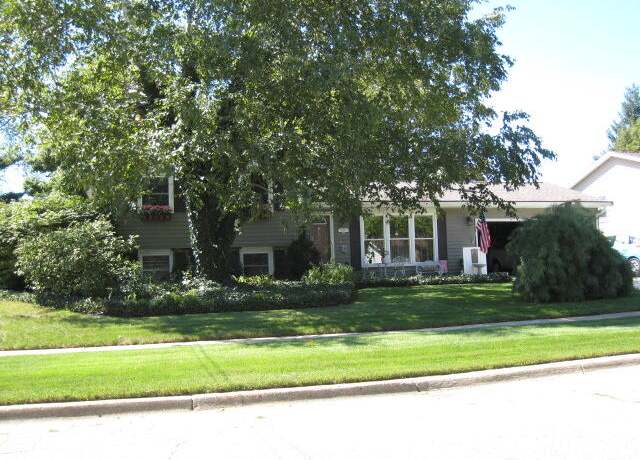 Property at 6750 Buckhorn St, Portage, MI 49024, 3 beds, 1.5 baths