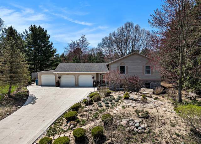 Property at 17653 Hiawatha Dr, Spring Lake, MI 49456, 7 beds, 2.5 baths