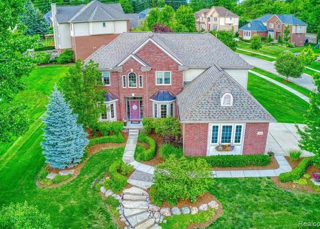 Property at 5120 Parkgate Dr, Commerce Twp, MI 48382, 4 beds, 2.5 baths