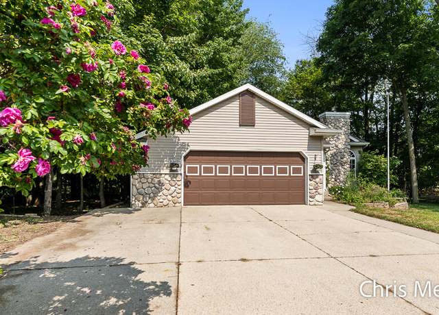Property at 11121 Timberline Dr, Allendale, MI 49401, 5 beds, 3 baths