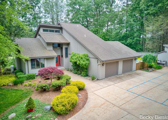Property at 4731 Rood Rd, Norton Shores, MI 49441, 3 beds, 3.5 baths