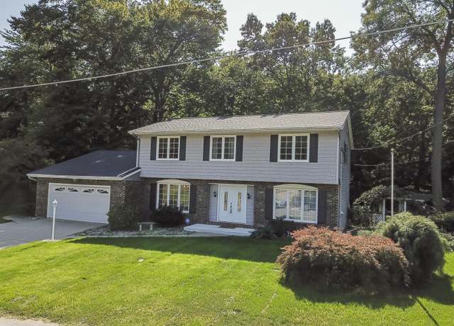 Property at 16230 Woodcrest Dr, Spring Lake, MI 49456, 4 beds, 2.5 baths