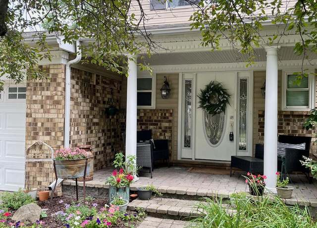 Property at 2981 Armstrong Dr, Lake Orion, MI 48360, 4 beds, 2.5 baths
