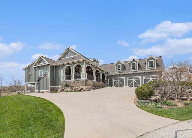 Property at 18029 Hammond Bay Dr, Spring Lake, MI 49456, 5 beds, 3.5 baths