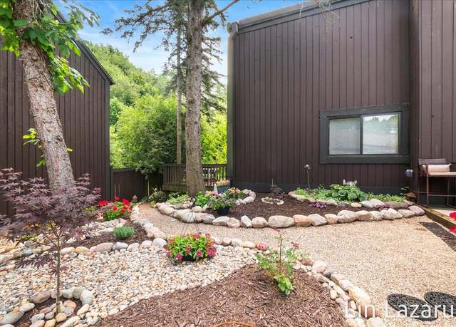 Property at 124 Lanark Ct, Kalamazoo, MI 49006, 3 beds, 2.5 baths