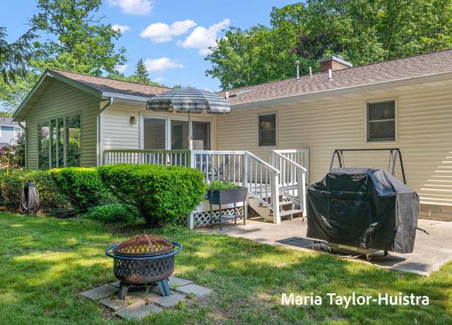 Property at 16205 Suffolk Dr, Spring Lake, MI 49456, 4 beds, 2.5 baths