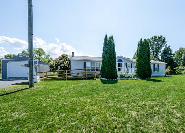 Property at 2462 Maple Ln, Benton Harbor, MI 49022, 3 beds, 2 baths