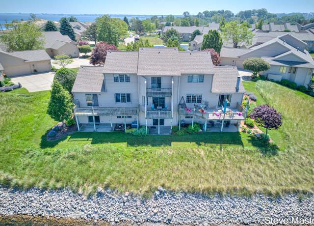 Property at 1406 E Harbour Towne Cir, Muskegon, MI 49441, 2 beds, 2.5 baths