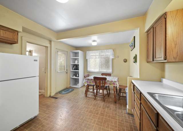 Property at 2016 Pringle Ave, Jackson, MI 49203, 2 beds, 1 bath