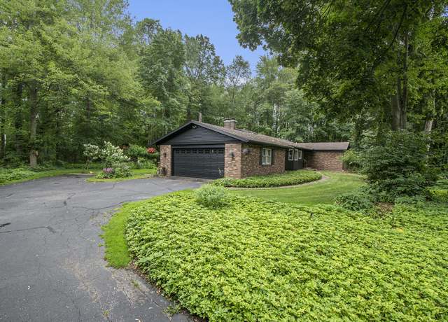 Property at 1910 Forest Shores Dr SE, Grand Rapids, MI 49546, 5 beds, 3.5 baths